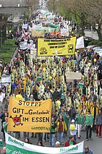 "Wir leben sauber!" Demonstration und Kundgebung gegen Gentchnik in der Landwirtschaft und in Lebensmittel in Stuttgart.